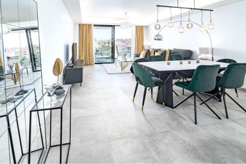 Inf45P- Modern 3 Bed City Apartment Next To Beach
