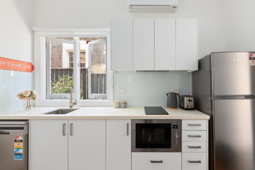Kitchen, The Berry - A Cheerful Courtyard Heritage Stay in Ashfield