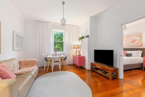 The Berry - A Cheerful Courtyard Heritage Stay in Ashfield
