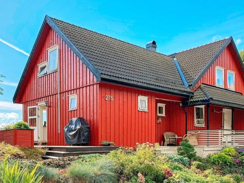 . 6 person holiday home in EYDEHAVN