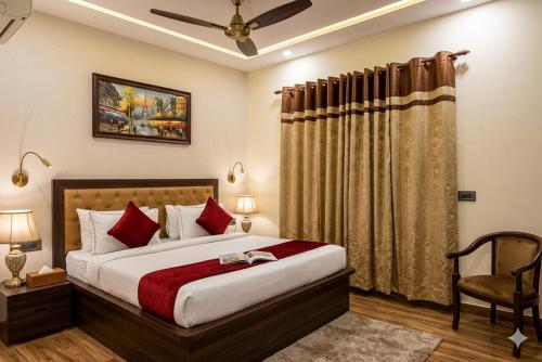 Hotel Grand In 5 Mints walking from Vaishali Metro Station in ศหทร