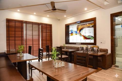 บริการและสิ่งอำนวยความสะดวก, Hotel Grand In 5 Mints walking from Vaishali Metro Station in ศหทร