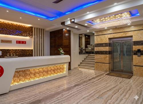 ล็อบบี้, Hotel Grand In 5 Mints walking from Vaishali Metro Station in ศหทร