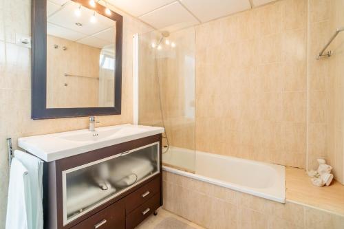 Cubo's Benalmadena Apartment Pool & Parking - image 3
