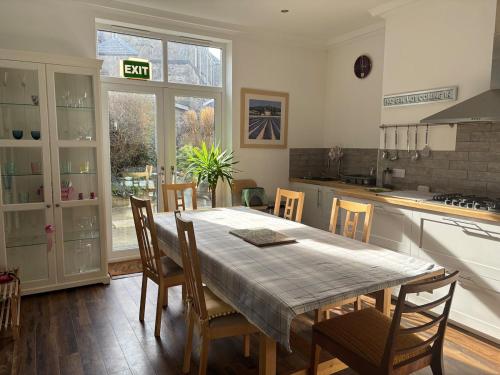 Inchview beach escape, log fire near Edinburgh in Бернтісленд