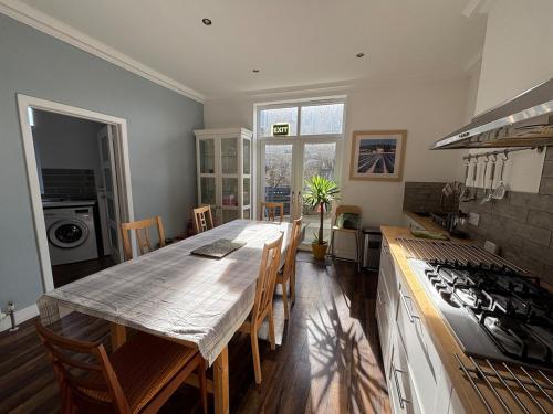 Inchview beach escape, log fire near Edinburgh in Бернтісленд