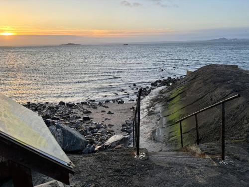 Inchview beach escape, log fire near Edinburgh in Бернтісленд