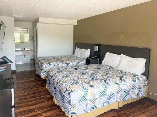 2 queen beds