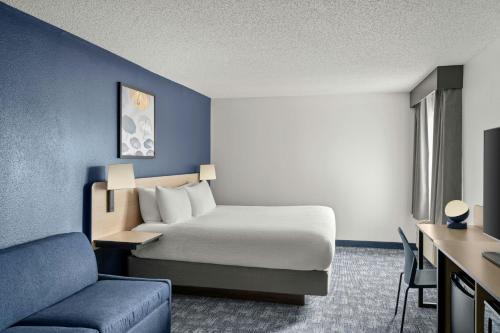1 king bed, 1 sofa bed