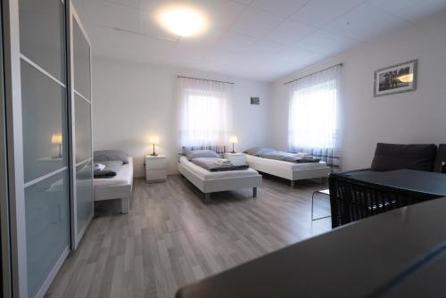 3 twin beds