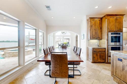 Patogumai, Luxe Lakefront Retreat with Private Pool, Spa, Lakeside Terrace, Gourmet Kitchen in Horseshoe Bay (TX)