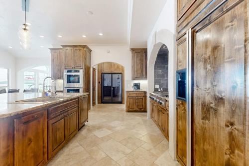 virtuvė, Luxe Lakefront Retreat with Private Pool, Spa, Lakeside Terrace, Gourmet Kitchen in Horseshoe Bay (TX)