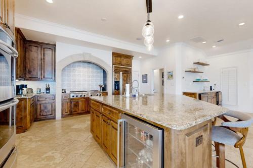 virtuvė, Luxe Lakefront Retreat with Private Pool, Spa, Lakeside Terrace, Gourmet Kitchen in Horseshoe Bay (TX)