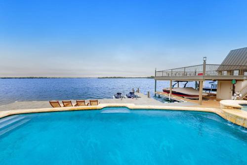 Baseinas, Luxe Lakefront Retreat with Private Pool, Spa, Lakeside Terrace, Gourmet Kitchen in Horseshoe Bay (TX)