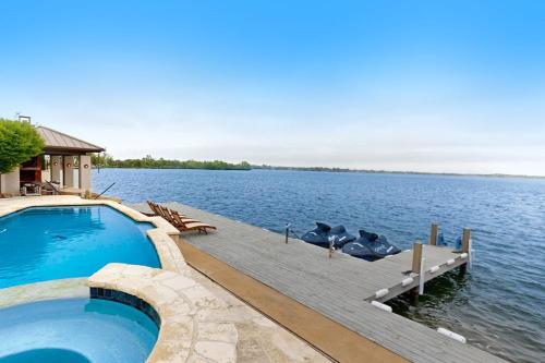 Baseinas, Luxe Lakefront Retreat with Private Pool, Spa, Lakeside Terrace, Gourmet Kitchen in Horseshoe Bay (TX)