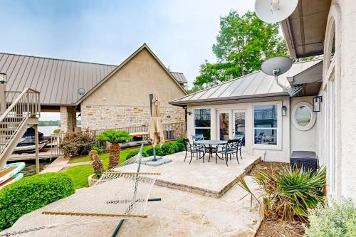 Baseinas, Luxe Lakefront Retreat with Private Pool, Spa, Lakeside Terrace, Gourmet Kitchen in Horseshoe Bay (TX)