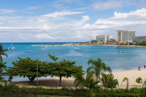 Pemandangan, Turtle Beach Towers in Ocho Rios