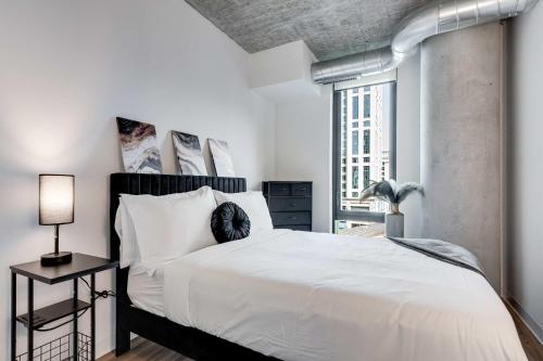 Wabash 4BR - Pool Free In & Out Parking 2 near 311 South Wacker Drive Chicago