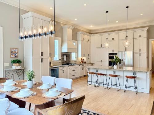 Luxury 6BR estate with private pool gameroom in Brookhaven
