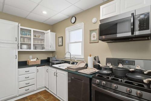köök, Walk to Lakewood - Game Room - King Bed - Sleeps 10 in Lakewood (OH)