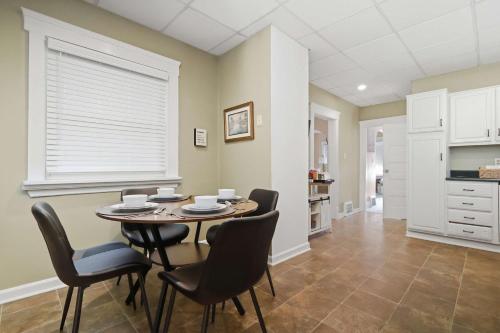 köök, Walk to Lakewood - Game Room - King Bed - Sleeps 10 in Lakewood (OH)