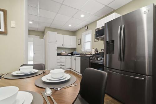 köök, Walk to Lakewood - Game Room - King Bed - Sleeps 10 in Lakewood (OH)