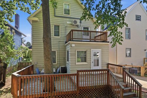 Rõdu/terrass, Walk to Lakewood - Game Room - King Bed - Sleeps 10 in Lakewood (OH)