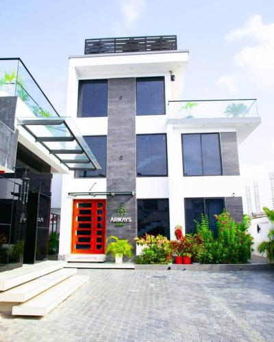 New Luxury Hideaway Wi-Fi + Gym + Pool+ Hot Tub - image 2