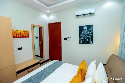 New Vibrant Charm w/Pool +HotTub | Gym | Wi-Fi - image 2