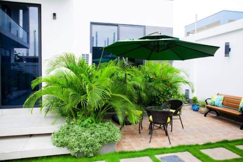 New Luxury Oasis w/Pool+Hot tub @ Arikays Homes - image 4