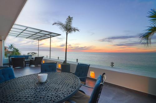 Modern Beachfront - Casa Caballito del Mar