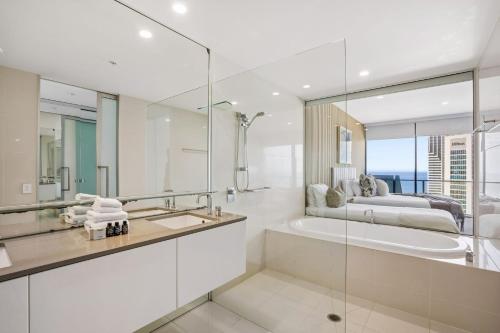 Circle on Cavill 4 Bedroom Stunning Sub Penthouse - image 4