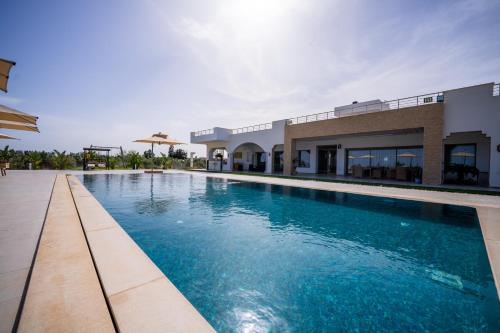 Varanda/terraço, Dar Aïcha - Villa Vue Mer - Piscine Privée - 9 Suites - Tazarka Cap Bon (Dar Aicha - Villa Vue Mer - Piscine Privee - 9 Suites - Tazarka Cap Bon) in Korba