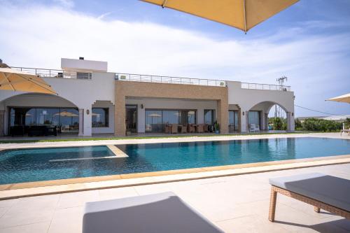 Piscina, Dar Aïcha - Villa Vue Mer - Piscine Privée - 9 Suites - Tazarka Cap Bon (Dar Aicha - Villa Vue Mer - Piscine Privee - 9 Suites - Tazarka Cap Bon) in Korba