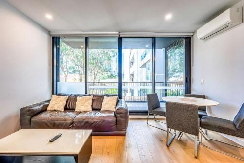 StayAU Spacious 2BR Stunning Sunset Views - Melbourne