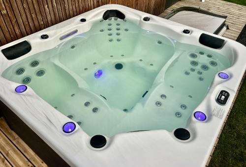 PANORAMA - domy nad jeziorem Dadaj z prywatnym jacuzzi in Barczewo