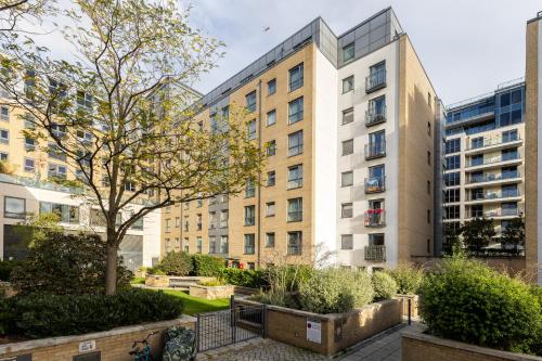 Charming 2 Bed Balcony Flat in Chelsea Harbour, Londres