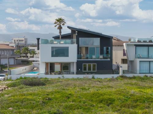 Ocean 9 - Sunset Beachfront Apartments 3
