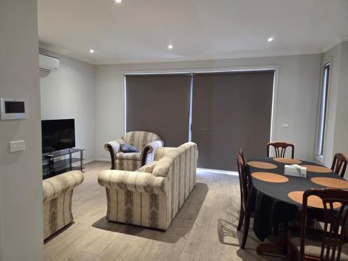 Spacious n comfortable modern family home near Train Station with free wifi u1