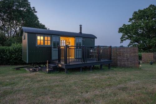 The Woodpecker Shepherds Hut with Private Hot Tub