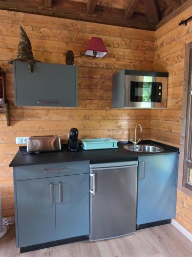 Pensión Cabañas Bosque Máxico de Bonxe (Pension Cabanas Bosque Maxico de Bonxe) in Outeiro De Rei