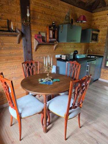 Pensión Cabañas Bosque Máxico de Bonxe (Pension Cabanas Bosque Maxico de Bonxe) in Outeiro De Rei
