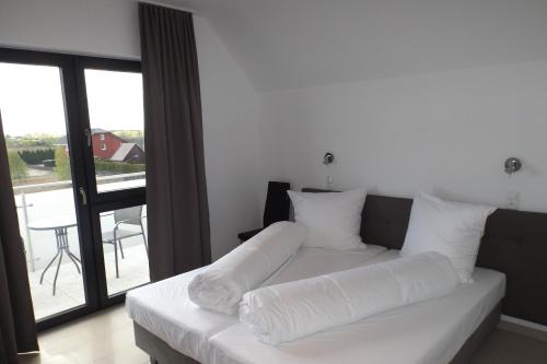 1 queen bed, 1 sofa bed