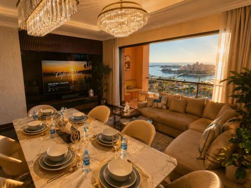 Heart of Pearl 3BR, Huge Terrace & Marina Views in The Pearl