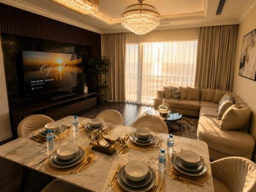 Heart of Pearl 3BR, Huge Terrace & Marina Views in The Pearl