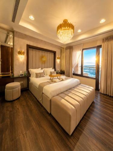 Heart of Pearl 3BR, Huge Terrace & Marina Views in The Pearl