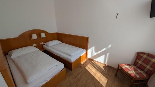2 twin beds