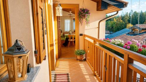 Erkély/terasz, Le Rondini di Casa Bernardi, spazioso appartamento con veranda e Area Cani privata in Montagnaga Di Pine