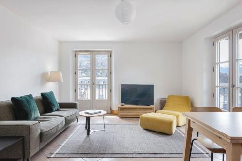 Conseil B - Chic 2BR City Center Apartment - Free Parking & Mountain View - By Cozee Rentals