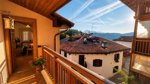 Erkély/terasz, Le Rondini di Casa Bernardi, spazioso appartamento con veranda e Area Cani privata in Montagnaga Di Pine